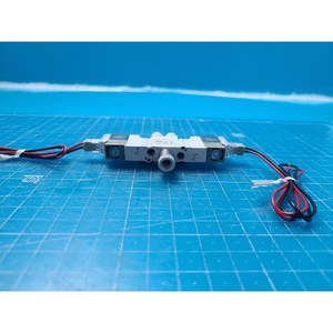 Vanne solénoïde double à 5 ports SMC SY3220-5LZ-C4, utilisée comme pièce détachée pour équipement semi-conducteur d'occasion - Product Image 4