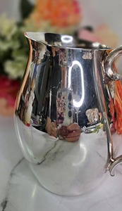 Pichet à eau contemporain en acier inoxydable martelé avec couvercle – Carafe élégante en métal pour cuisine, restaurant, hôtel et banquet - Product Image 5