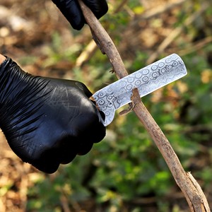 มีดคาวบอยเหล็กดามัสกัสตีขึ้นรูปด้วยมือ ด้ามไม้พะยูง พร้อมปลอกหนัง  แบบฟูลแทง ใบมีดคงที่ รับผลิตตามสั่ง (OEM) สำหรับพกพาประจำวัน (EDC) - Product Image 5