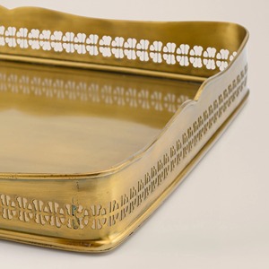 Plateau rectangulaire élégant en laiton doré avec un motif de bordure découpé en détail pour servir des boissons, des collations, des desserts et pour la décoration de la maison - Product Image 5