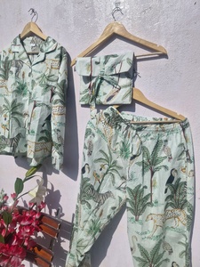 Conjunto de Pijama de Algodón con Estampado Artesanal: Ropa de Dormir con Estampado de Selva India y Bolsillo - Product Image 4