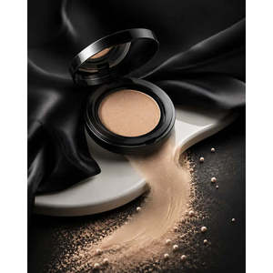 Fond de teint CC longue tenue en satin doux SPF50 - Couvrance mate vegan waterproof pour peaux claires - Product Image 2