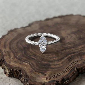 Anillo de compromiso minimalista de oro blanco de 18k retorcido con diamantes cultivados en laboratorio, engaste de racimo, chapado en rodio, delicado y apilable - Product Image 3