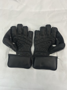 ถุงมือตีคริกเก็ต Mannu Sports Hunter X หนังคุณภาพสูง สวมใส่สบาย น้ำหนักเบา  รับทำโลโก้ตามสั่ง มีตัวเลือกขนาดและสี - Product Image 4