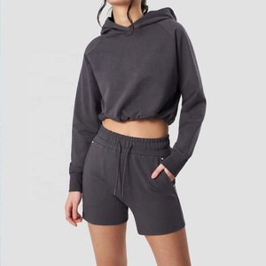 Ensemble de vêtements décontractés deux pièces pour femmes, comprenant un sweat à capuche court et un short, avec logo personnalisé, respirant et léger, vente en gros - Product Image 1