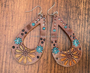 Boucles d'oreilles en cuir repoussé à la main Boucles d'oreilles turquoise en cuir peint à la main Femmes occidentales Bijoux en cuir véritable marron faits à la main - Product Image 2
