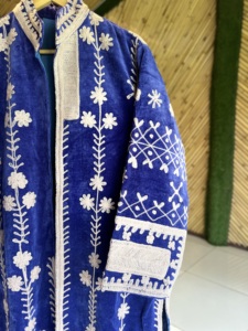 เสื้อแจ็คเก็ตยาวผ้ากำมะหยี่ถักมือสำหรับผู้หญิง |   เสื้อโค้ทบอมเบอร์ลายปักดอกไม้และนกสไตล์ชาติพันธุ์ |   ชุดเลเยอร์สไตล์โบฮีเมียนสำหรับฤดูหนาว |   ช่างฝีมือ - Product Image 3