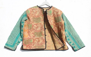Veste ouverte style kimono Kantha en coton à breloques vintage en multicolore Veste d'extérieur pour femme - Product Image 3