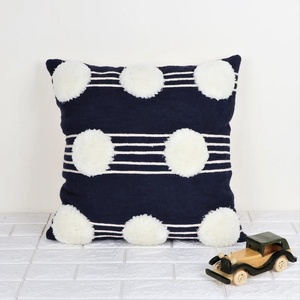 Housse de coussin carrée tuftée à la main, texture bohème bleue et ivoire avec pompons, pour canapé, décoration intérieure, à prix avantageux - Product Image 2