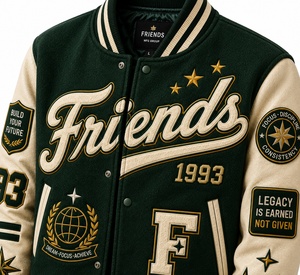 Veste universitaire pour homme, coupe régulière, style preppy, automne, avec manches en cuir vert et patch brodé personnalisé. - Product Image 2