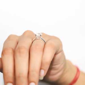 Bague en or massif 10K 14K 18K personnalisée avec diamant de laboratoire E VVS, solitaire ou demi-éternité, design fait main, fournisseur d'anneaux en or massif - Product Image 4