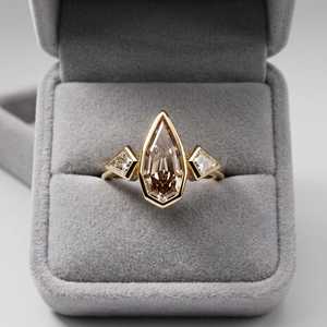 Bague à trois pierres en diamant taille cerf-volant 2,01 carats au design unique, en or massif 14 carats cultivé en laboratoire, cadeau idéal pour les amoureux, pour mariage ou soirée. - Product Image 3