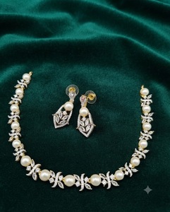 Parure Collier Plaqué Or Ornée de Perles et de Diamants Américains avec Boucles d'Oreilles en Pierre Taille Marquise Scintillante – Fournisseur de Parures de Bijoux AD - Product Image 6