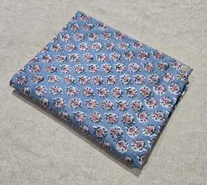 Tela de algodón Sanaganeri con estampado en bloque, tela estampada a mano en Jaipur, tela india para vestidos, proveedor mayorista de tela de algodón. - Product Image 3