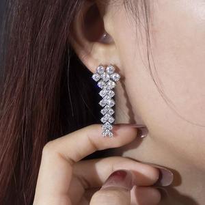 Boucles d'oreilles de luxe de qualité supérieure plaquées argent avec diamants naturels taille brillant certifiés IGI, couleur diamant blanc haute pureté E - Product Image 2