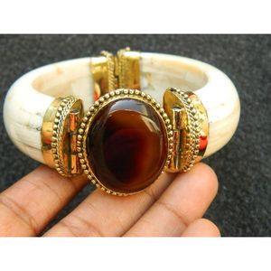 Brazaletes Artesanales de Hueso y Latón con Detalles de Ágata Natural, Accesorios de Moda de Cristal - Product Image 1