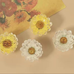 Perillas para cajones de armario con diseño de margarita amarilla, perillas de resina para armario con margarita, flor transparente grabada a medida - Product Image 1
