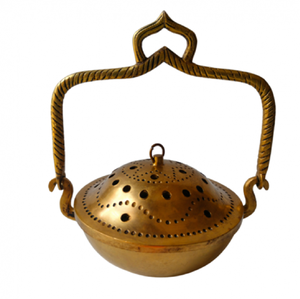 Brûle-encens traditionnel en laiton avec couvercle en forme de dôme à motif ajouré et base sur piédestal, disponible à prix de gros. - Product Image 4