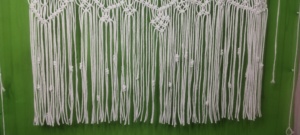 Décoration murale géométrique en macramé bohème, faite à la main en coton écologique, pour salon, fond blanc et vert - Product Image 5