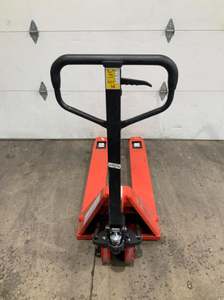 Transpaleta de perfil bajo usada – Horquillas extra bajas de 2.5 toneladas disponibles a bajo precio - Product Image 3