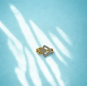 Bague en or jaune à pointe de flèche, incrustation d'émail blanc et pavé de diamants, motif floral sophistiqué en chevron, bijoux fins - Product Image 2