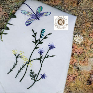 Elegante libélula con flores moradas bordadas en servilletas de lino, que añaden un toque botánico ligero a los momentos de comedor acogedores. - Product Image 3