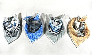 Foulard carré en coton doux à imprimé botanique fait main, léger et contemporain, accessoire de voyage - Product Image 4