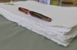 Venta al por mayor hecho a mano A3,A4,A5,A6, A7 tamaño antiguo papel de algodón borde de cubierta marcapáginas dibujo invitar hoja de papel en blanco estilo artesanal - Product Image 5