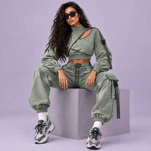 Ensemble de survêtement athleisure gris deux pièces pour femme, haut à capuche court à manches longues et pantalon cargo jogger - Product Image 5