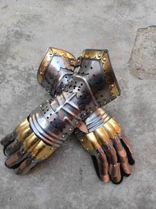 Gants de chevalier médiéval en acier plaqué or, style antique, armure coulée - Product Image 3