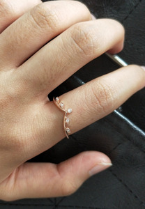 Anillo de Oro Rosa con Diamante Cultivado en Laboratorio en Forma de Espina de Pescado - Product Image 2