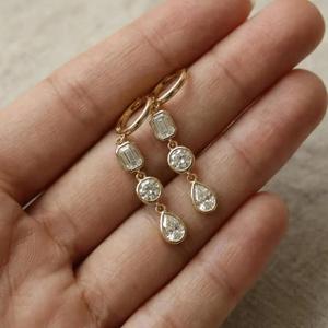 Pendientes de Aro con Diamantes de Corte Esmeralda Redondo y en Forma de Pera, Oro Sólido, Tres Piedras Colgantes, Joyería de Lujo para Novia y Regalo para Ella - Product Image 2