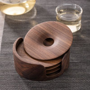 Juego de posavasos de madera premium hechos a mano con un aspecto clásico, ideales para crear espacios de comedor estéticos y interiores acogedores. - Product Image 1