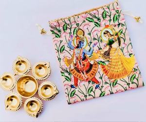 Bolsa de Tela con Cordón y Diseño Pichwai Divino de Radha Krishna, con Juego de Diya y Thali de Latón, Regalo Festivo Tradicional Indio - Product Image 1