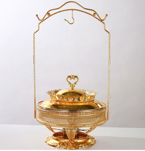 Elegante plato para calentar comida dorado con un marco decorativo alto y detalles de malla intrincados; disponible a precios de mayorista. - Product Image 1