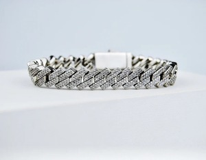 Bracelet entièrement serti de diamants Moissanite, fermoir de bijoux pour fêtes, mariages, anniversaires et usage quotidien – En vente - Product Image 1