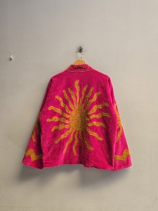 Veste Suzani en velours rose premium pour femme, broderie abstraite soleil doré, manteau ethnique bohème, vente en gros, collection hiver de créateur - Product Image 2