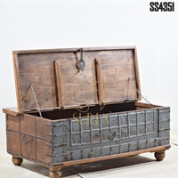 Coffre de rangement en bois rustique avec panneaux métalliques, aspect antique, meubles de salon SS4351
