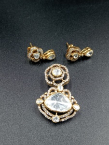 Collier pendentif ethnique plaqué or en alliage Amaira Jewels avec sertissage de pierres trillons, idéal pour un cadeau féminin - Product Image 3
