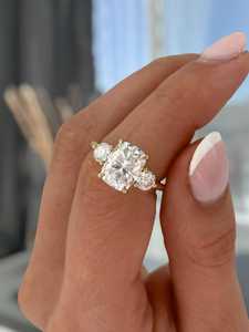 Anillo romántico con diamante de corte radiante de 3.01 quilates para mujer, de oro amarillo de 14 quilates cultivado en laboratorio, regalo de propuesta de matrimonio para novias - Product Image 1