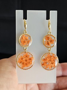Boucles d'oreilles pendantes en résine avec fleurs séchées, cadre doré, bijoux floraux faits à la main, artisanat en résine - Product Image 6