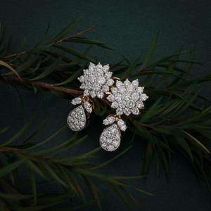 Pendientes de Diamante Solitario de Corte Brillante de Tres Puntas Alargadas, Cultivado en Laboratorio, Oro de Catorce Quilates, para Mujer - Product Image 1