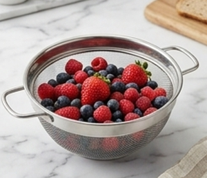 Élégant passoire en acier inoxydable fait main avec maille fine et doubles poignées pour la cuisine – Essentiels classiques de la cuisine - Product Image 6