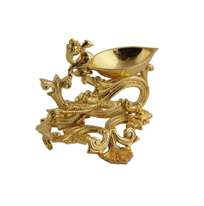 Diya tradicional de latón con diseño de pavo real montada sobre un pedestal rectangular, disponible a precios de mayorista. - Product Image 4