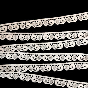 Saree Dupatta blanc en dentelle, motif géométrique, bordure en polyester, respirant, séchage rapide, écologique, très demandé - Product Image 1