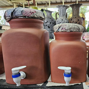Jarra de Agua de Barro Terracota Hecha a Mano con Tapa, Dispensador de Cerámica Ecológico que Mantiene el Agua Fría Naturalmente para el Hogar y Hoteles - Product Image 1