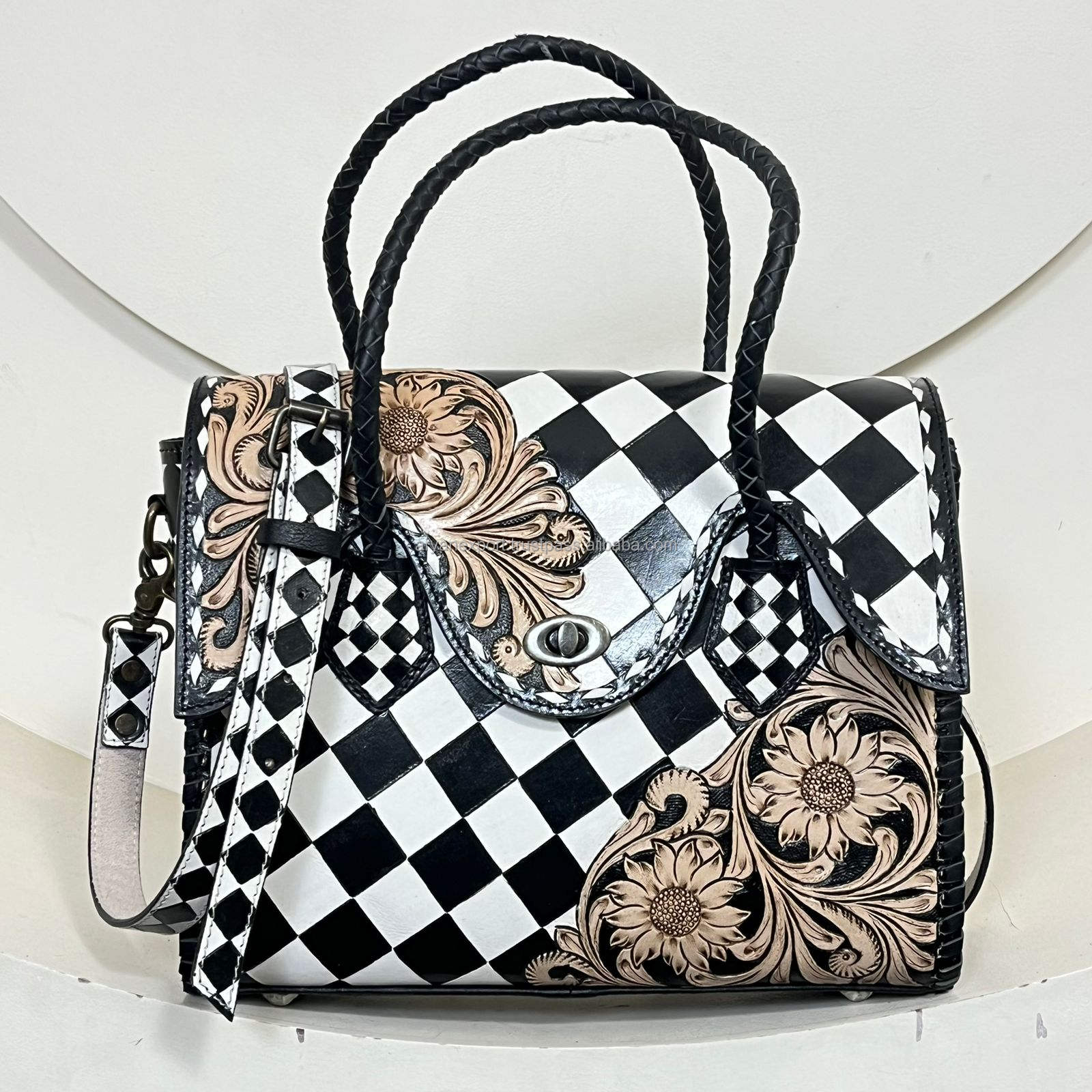 À carreaux noirs et blancs