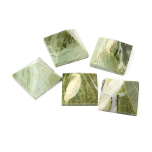 Mélange de pierres précieuses pyramide de guérison avec point de cristal de charge gros cristal artisanat Reiki méditation orgonite pyramides - Product Image 3