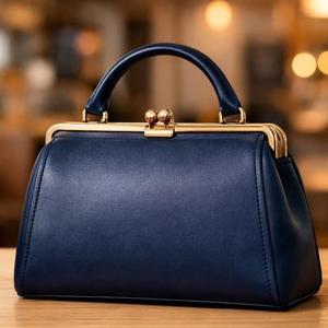 Ce portefeuille long pour femme, fin et minimaliste, est conçu pour une organisation efficace avec plusieurs compartiments. - Product Image 6