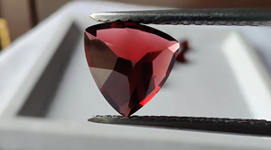 Natural <b>garnet</b> / 9 mm / VSI QUALITY /Mozambique red <b>Garnet</b> / Trillion / Faceted / 2.85 carats - Product Image 6